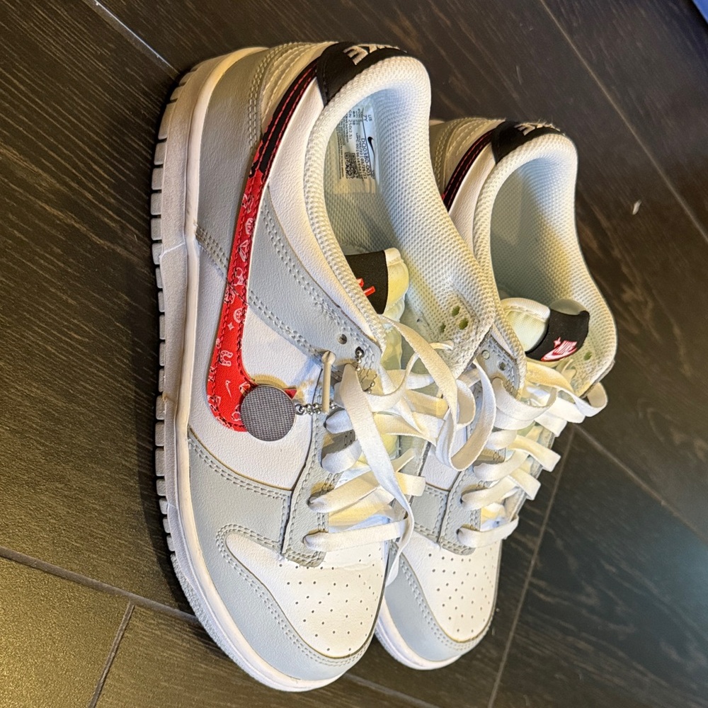 Nike Kids Lottery Dunk White, Light Gray & Red Low-Top Sneakers - Picture 3 of 9
